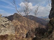 46 Ed ora scendo con attenzione per sentiero 'difficile' al colletto di base per salire al Monte Costone visto qui di fronte